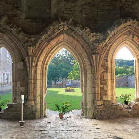 De Charme Au Coeur De L'abbaye De Trizay Holiday home *