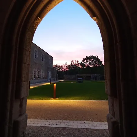 De Charme Au Coeur De L'abbaye De Trizay Holiday home *