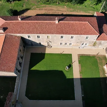 De Charme Au Coeur De L'abbaye De Trizay Holiday home