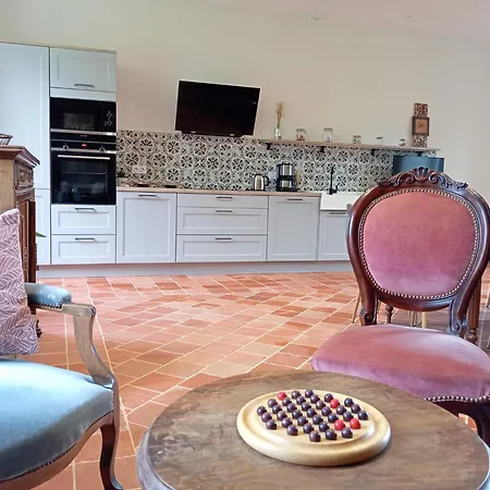 Holiday home De Charme Au Coeur De L'abbaye De Trizay *