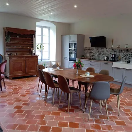 De Charme Au Coeur De L'abbaye De Trizay Holiday home