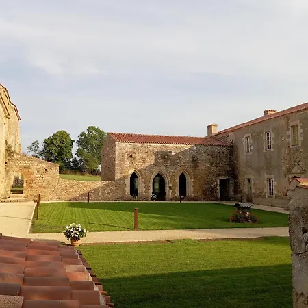 De Charme Au Coeur De L'abbaye De Trizay Bournezeau